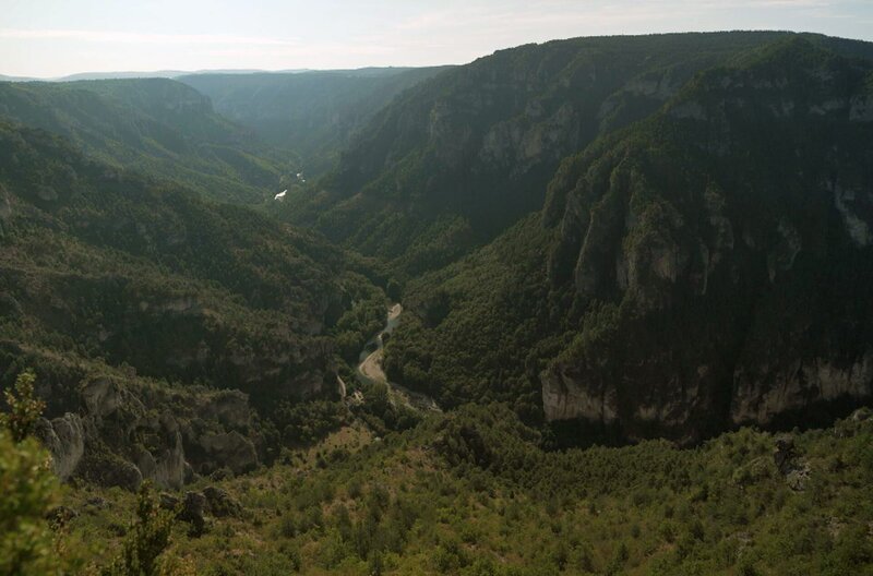 Eindrucksvoller Einschnitt, der zwei Welten trennt: das Méjean-Hochplateau und das von Sauveterre. Die Tarnschluchten bieten eine atemberaubende Aussicht. – Bild: Elephant Doc