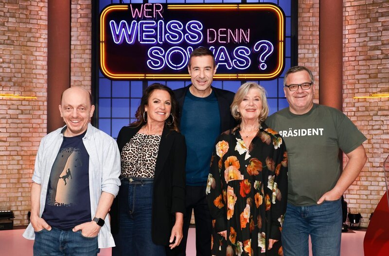 Moderator Kai Pflaume (M.) und seine Rateteam-Kapitäne Bernhard Hoëcker (l.) und Elton (r.) begrüßen in dieser Sendung die Schauspielerin Christine Neubauer (2.v.l.) und die Schauspielerin Jutta Speidel (2.v.r.). – Bild: ARD/​Morris Mac Matzen