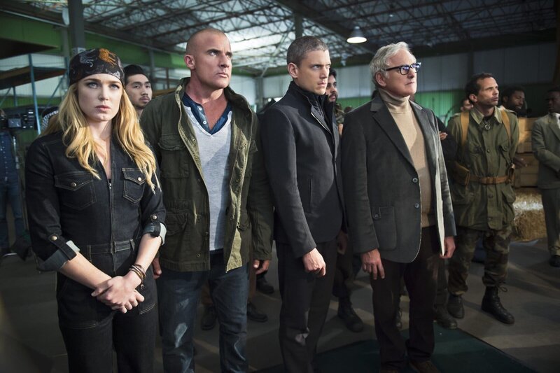 Auf einer besonderen Auktion im Jahre 1975 in Norwegen müssen Sara alias White Canary (Caity Lotz, l.), Mick alias Heat Wave (Dominic Purcell, 2.v.l.), Snart alias Captain Cold (Wentworth Miller, M.) und Dr. Stein (Victor Garber, 2.v.r.) einen anderen Weg einschlagen als geplant, nachdem ihre Identität aufgeflogen ist … – Bild: Warner Bros.