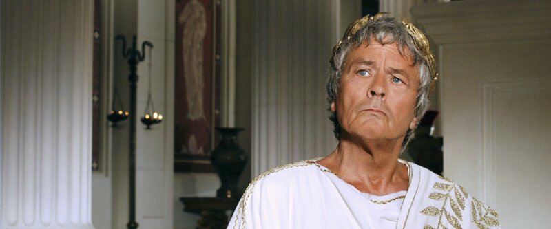 Julius Caesar (Alain Delon) ahnt nicht, dass sein Sohn ihn aus dem Weg schaffen will. – Bild: Constantin Film