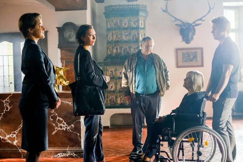 (v.li.): Agathe Mendel (Barbara Gassner), Angelika Schnell (Ursula Strauss), Franitschek (Wolf Bachofner), Karoline Dinkelmann (Johanna Mertinz), Bertram Dinkelmann (Florian Eisner). – Bild: Petro Domenigg /​ ORF /​ MR Film