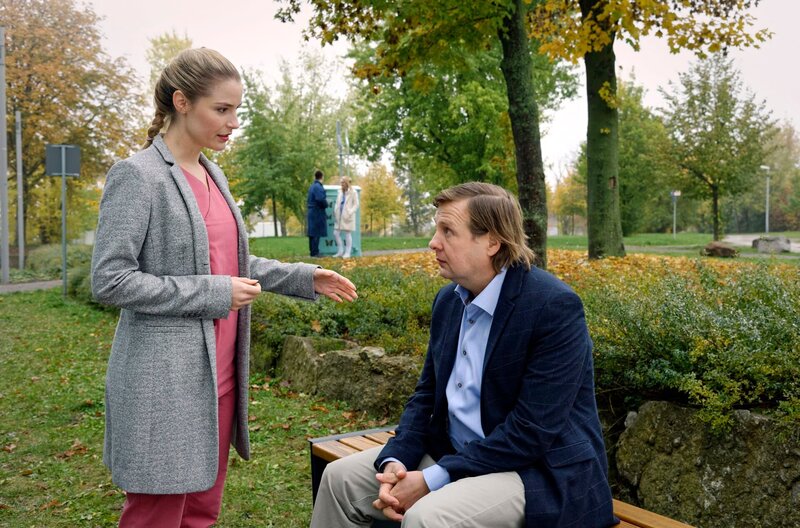 Julia (Mirka Pigulla, l.); Paul (Steffen Münster, r.) – Bild: ARD/​Bernd Cramer