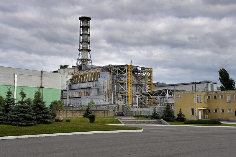 Der mittlerweile undichte Sarkophag wird ständig repariert und sollte durch einen neuen ersetzt werden, was seit Jahren an Geldmangel scheitert. – Bild: 3sat