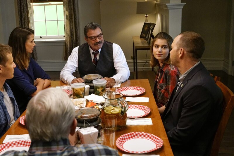 (im Uhrzeigersinn) Jamie (Will Estes); Erin (Bridget Moynahan); Frank (Tom Selleck); Nicky (Sami Gayle); Danny (Donnie Wahlberg); Henry (Len Cariou) – Bild: 2017 CBS Broadcasting Inc. All Rights Reserved. /​ John Paul Filo Lizenzbild frei