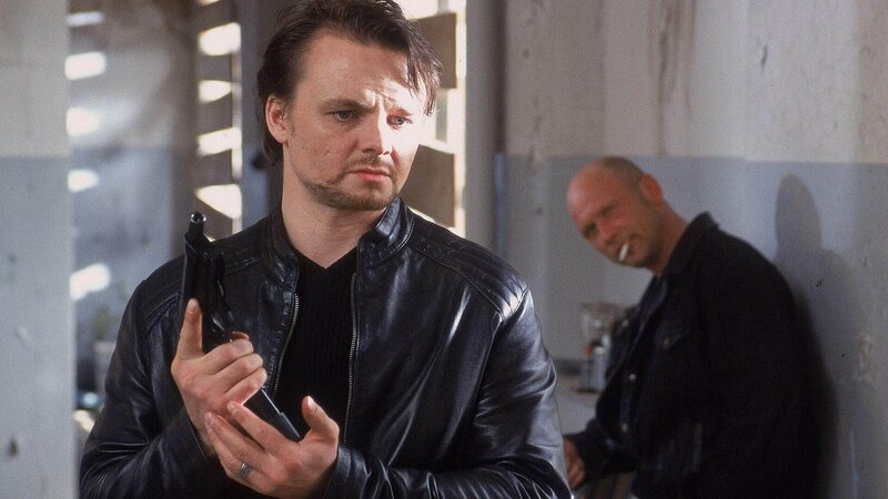 Der Rennbahnräuber Zoell (Michael Deffert, li.) ist sehr verärgert über den Misslungenen Coup. – Bild: MG RTL D