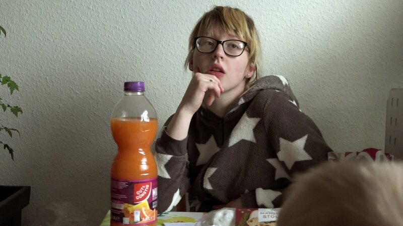 Jasmin muss ins Krankenhaus. Sie hat schlimme Schmerzen. Ist das ungeborene Baby in Gefahr? – Bild: RTLZWEI