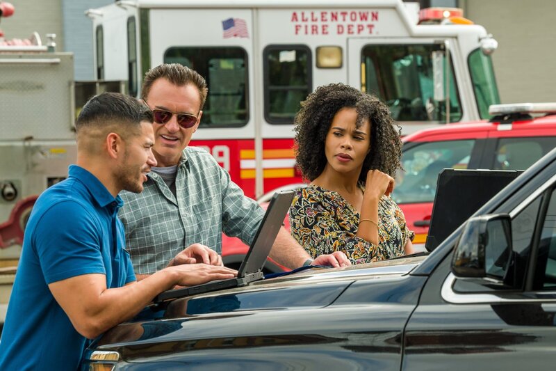 (v.l.n.r.) Special Agent Ivan Ortiz (Miguel Gomez); Supervisory Special Agent Jess LaCroix (Julian McMahon); Special Agent Sheryll Barnes (Roxy Sternberg) – Bild: CBS Broadcasting Inc.