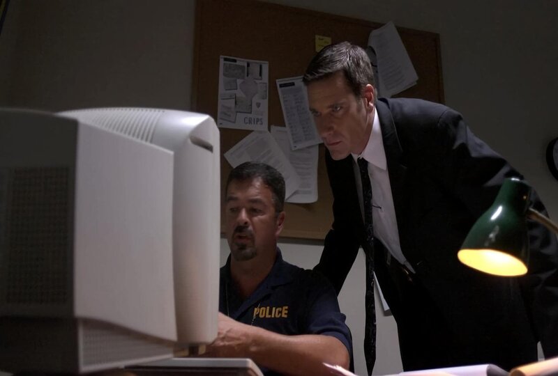 Als eine Frau in einem Schusswechsel ermordet wird, muss sich Lt. Joe Kenda (Carl Marino, r.) durch ein Netz aus Lügen kämpfen und sich mit verängstigen Zeugen auseinandersetzen … – Bild: Jupiter Entertainment