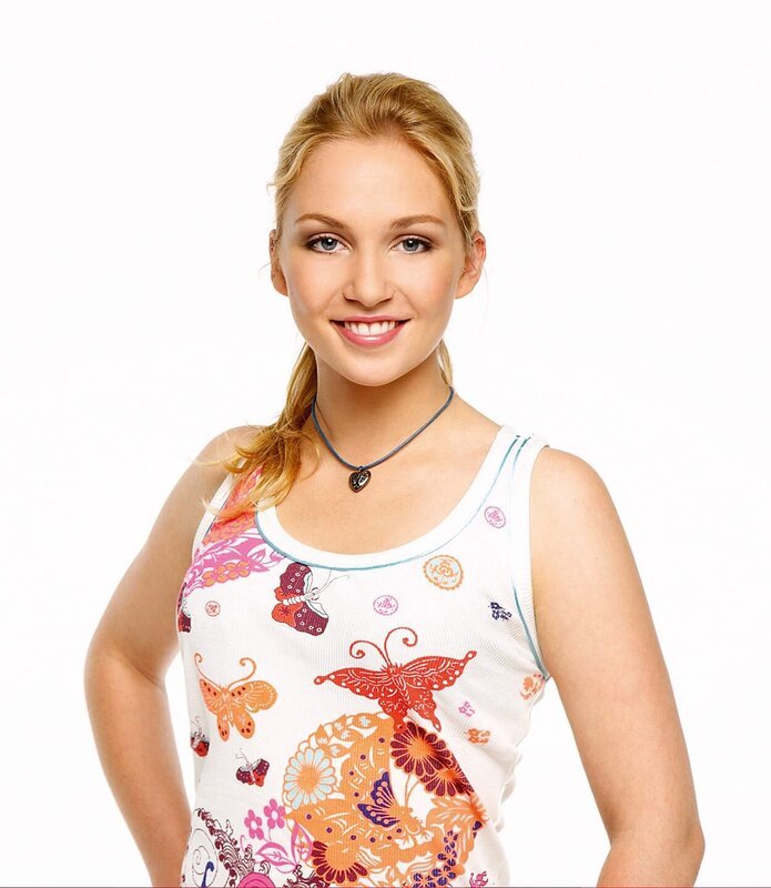 Nancy Lanford (Jil Funke) ist Gaststudentin aus den USA. In der Agentur Broda & Broda soll sie Erfahrung in der Welt des schönen Scheins sammeln. – Bild: SAT.1 /​ Bernd Jaworek