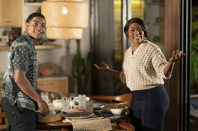 Harry Grant (Elijah M. Cooper, l.); Athena Grant (Angela Bassett, r.) – Bild: 20th Television