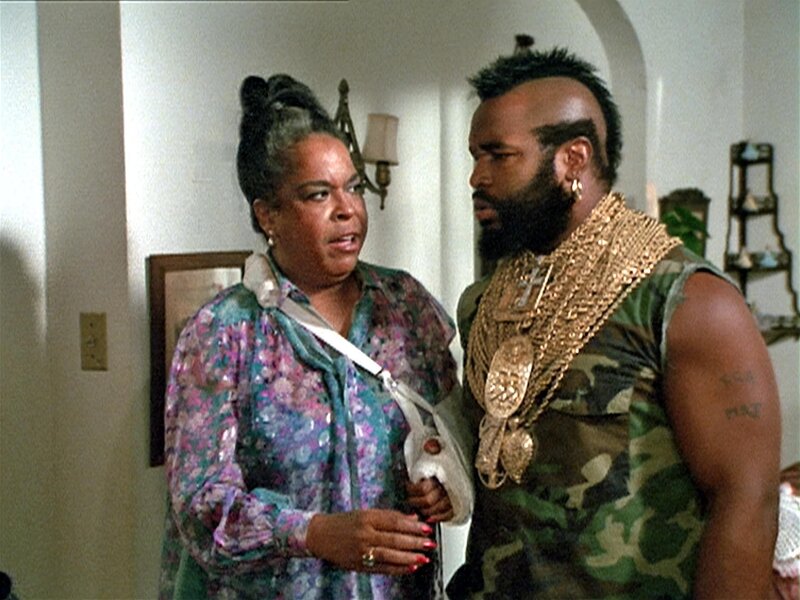 B.A. (Mr. T, re.) ist dem Hilferuf seiner Mama (Della Reese, li.) gefolgt und mit dem ganzen A-Team angerückt … – Bild: RTL II