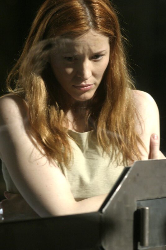 Anna (Kristen Dalton) wird in einem Glaskäfig festgehalten. Sie ist ein Experiment von Dr. Keffler … – Bild: RTL II