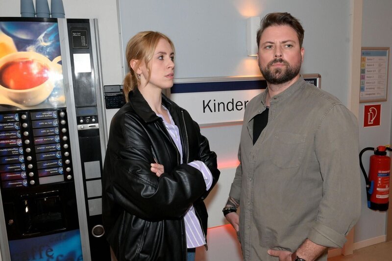 Zoe (Lara Dandelion Seibert) und John (Felix von Jascheroff) erklären sich den Sorgerechtskampf um Clara. – Bild: RTL /​ Rolf Baumgartner