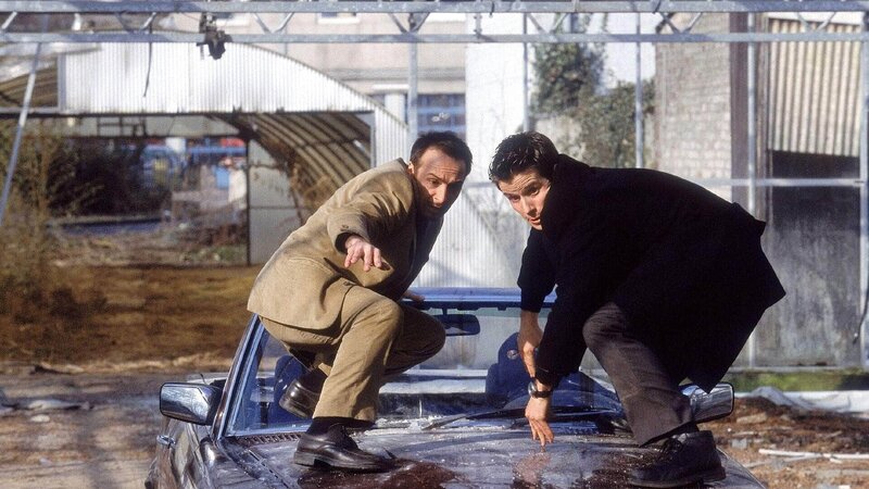 Im letzten Augenblick können sich Semir (Erdogan Atalay, li.) und Jan (Christian Oliver, re.) mit einem Sprung von dem fahrenden PKW retten, bevor die Bombe hinter ihnen explodiert … – Bild: MG RTL D