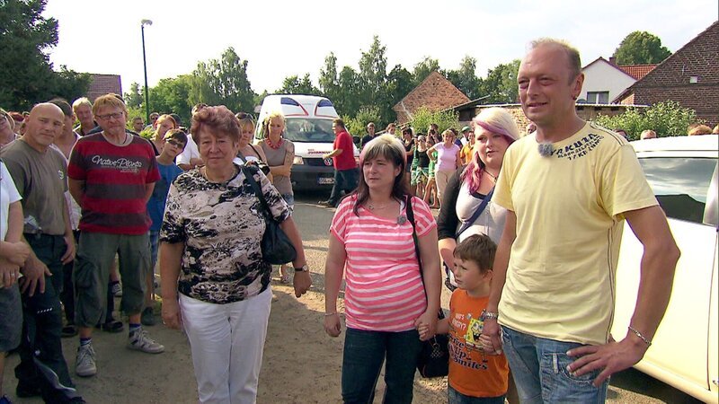 Katja (Mitte), Michael und die ganze Familie werden gleich ihr neues Zuhause sehen. – Bild: RTL II