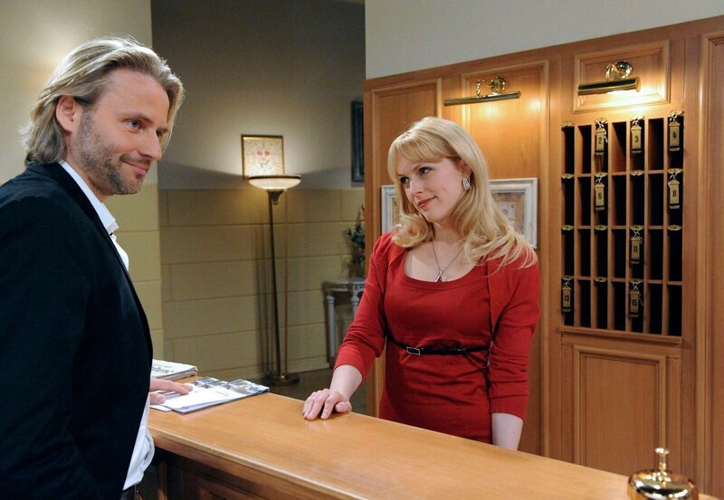 ARD STURM DER LIEBE FOLGE 1314, am Freitag (03.06.11) um 15:10 Uhr im ERSTEN. Michael (Erich Altenkopf, l.) lädt Rosalie (Natalie Alison, r.) zur Wiedereröffnung seiner Praxis ein. – Bild: ARD/​Ann Paur