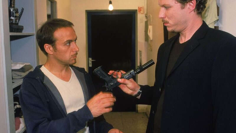Semir (Erdogan Atalay, re.) bekommt von Lintas (Dirk Borchardt) den Auftrag, Hauptkommissar Wiemeier zu erschiessen. Damit soll er dem „Zar“ gegenüber seine Loyalität beweisen. – Bild: MG RTL D