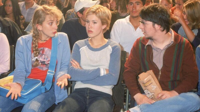 (v.l.) Claudia (Nora Binder), Alex (Wolke Hegenbarth) und Niko (Sebastian Kroehnert) warten bei der Schulversammlung in der Aula gespannt auf Ullas Auftritt. – Bild: MG RTL D