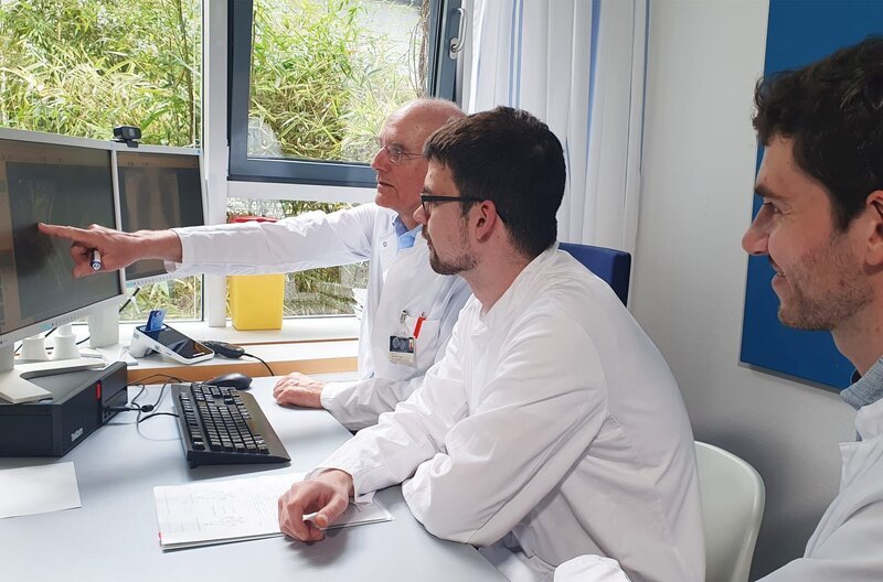 An der Uniklinik Heidelberg werden vier junge Ärzte zu Rheumatologen weitergebildet – nur ein Viertel dessen was nötig wäre. – Bild: SWR