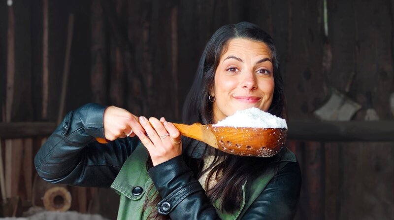 Clarissa hält das „weiße Gold“ in ihren Händen. – Bild: Radio Bremen/​Klaus Kurth