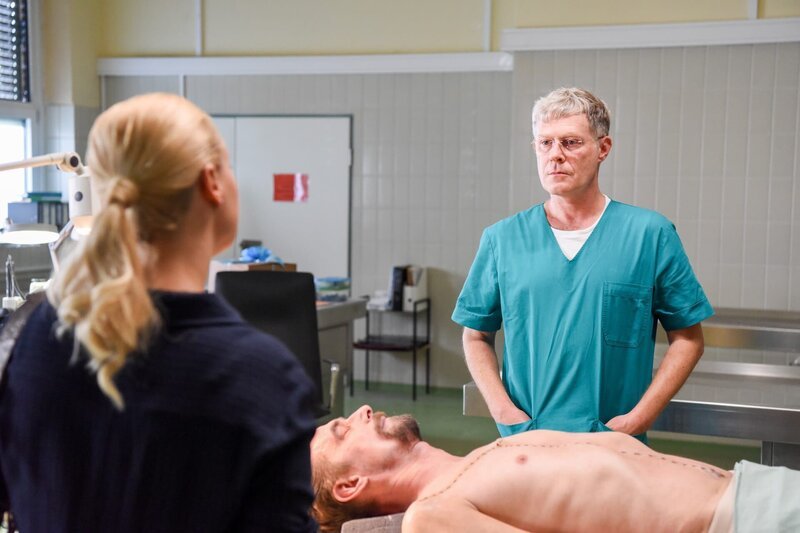 L-R: Maja Landauer (Katharina Straßer), Jakob Brieger (Christian Holzmann), Stefan Schnell (Andreas Lust) – Bild: Hubert Mican /​ ORF /​ MR Film