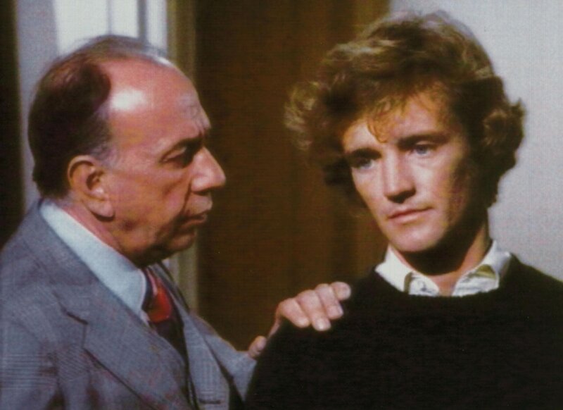 Dr. Marshall Cahill (Jose Ferrer, li.) ist stolz auf seinen Sohn Neil (Robert Walker). Er soll zum ‚Wissenschaftler des Jahres‘ ausgezeichnet werden. Doch Neils Fähigkeiten werden angezweifelt … – Bild: RTL