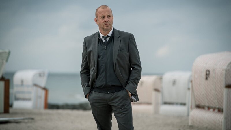 Kessler (Heino Ferch) ist nach einigen Jahren wieder wegen eines Falles an der Ostsee. – Bild: ZDF/​Gordon Timpen