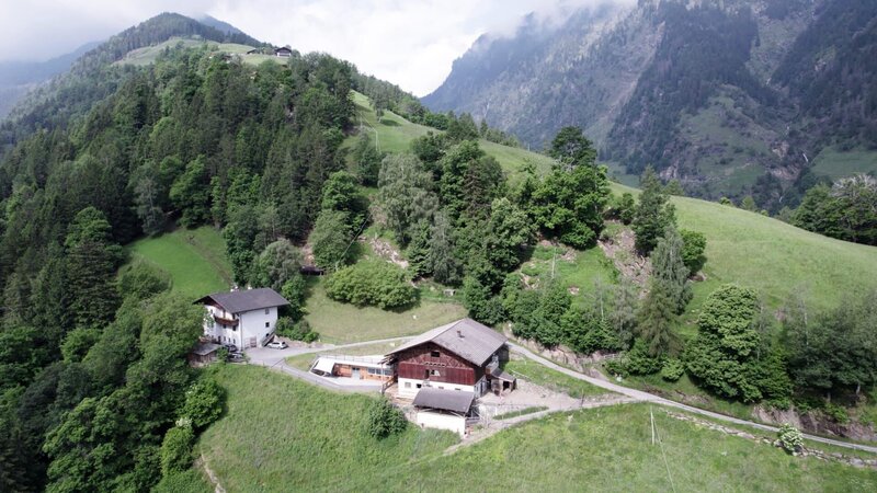 Der Schupfer-Hof im Passeiertal wo die Bäuerin Silvia Ilmer wohnt, Südtirol. – Bild: ORF/​GEOSFILM
