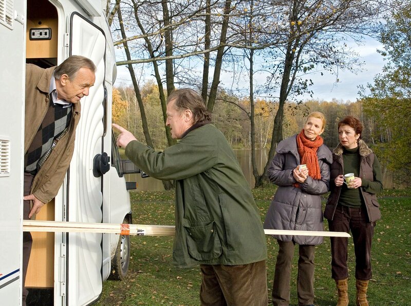 Nach einem Ausflug in den Baumarkt geraten Richard Gembel (Paul Faßnacht,2.v. li.) und Professor Simoni (Dieter Bellmann, li.) aneinander. Diesmal scheinen sich Erika (Manon Straché, re.) und Ingrids (Jutta Kammann, 2.v.re.) einig sein. – Bild: MDR/​Krajewski