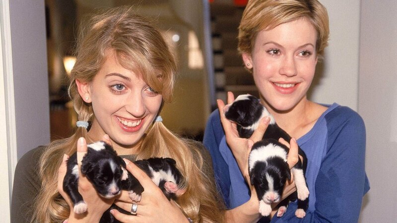 Alex (Wolke Hegenbarth, re.) und Claudia (Nora Binder) haben es geschafft. Sowohl die Welpen und ihre Mutter als auch Alex und Claudia haben die Geburt gut überstanden. – Bild: RTL /​ Guido Engels