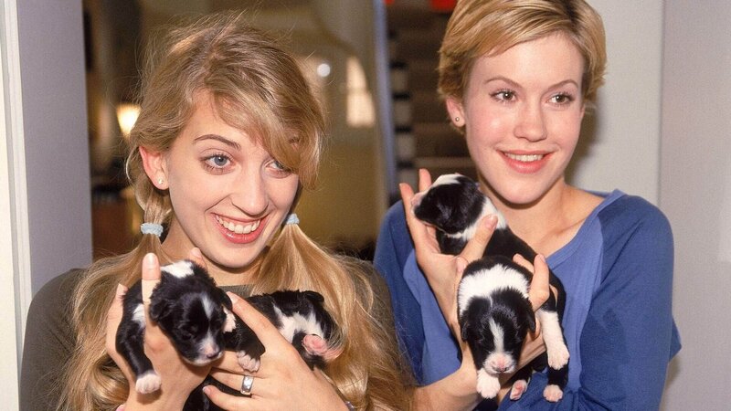 Alex (Wolke Hegenbarth, re.) und Claudia (Nora Binder) haben es geschafft. Sowohl die Welpen und ihre Mutter als auch Alex und Claudia haben die Geburt gut überstanden. – Bild: RTL /​ Guido Engels