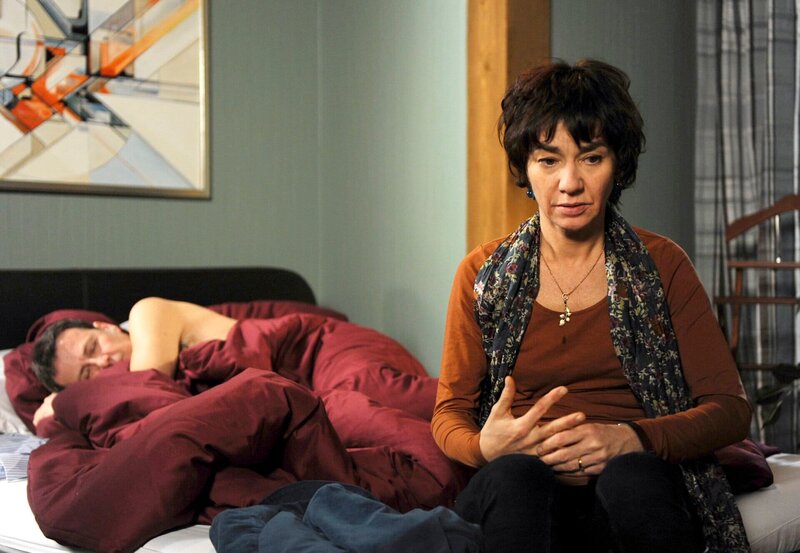 ARD ROTE ROSEN FOLGE 1478, am Montag um 14:10 Uhr im ERSTEN. Nach dem Sex mit Gunter (Hermann Toelcke, l.) ist Merle (Anja Franke, r.) endgültig klar, dass ihre Liebe beendet ist. – Bild: ARD/​Nicole Manthey