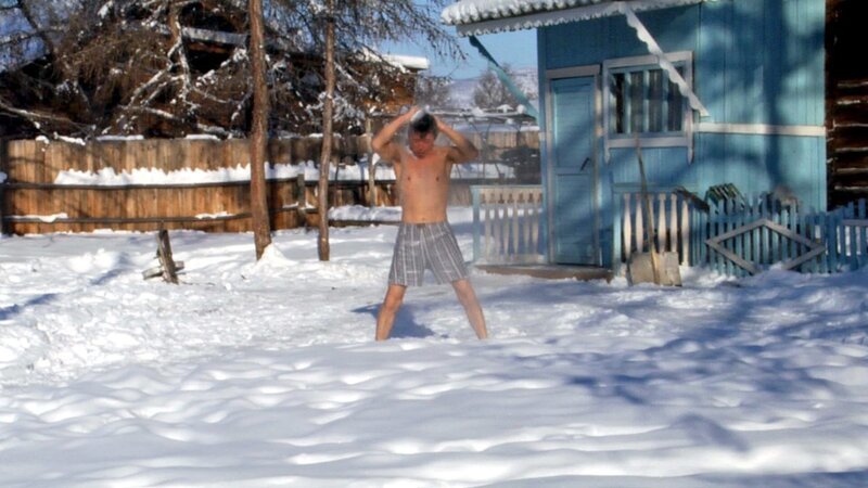 Morgenwäsche bei minus 40 Grad in Nordostsibirien – Bild: ZDF/​ORF/​Cosmos Factory