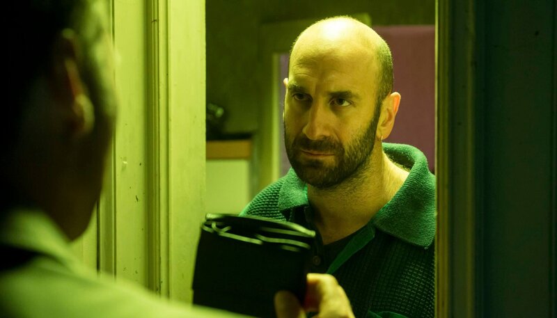 Kommissar Peter Michael Schnabel zeigt Hajo Taubert seinen Dienstausweis: v.l. Peter Michael Schnabel (Martin Brambach), Hajo Taubert (Urs Jucker) – Bild: MDR/​Gordon Mühle