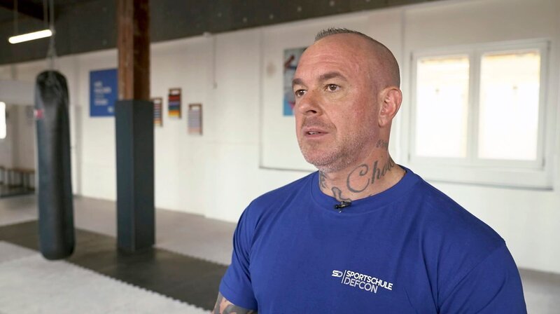 Rocco Mauro betreibt in Leipzig eine Sportschule, die Kurse für die Abwehr von Messerangriffen anbietet. Der Trainer wurde in der Vergangenheit auch mit dem Messer angegriffen und erzählt von seinen Erfahrungen. – Bild: MDR/​Rick Dockhorn