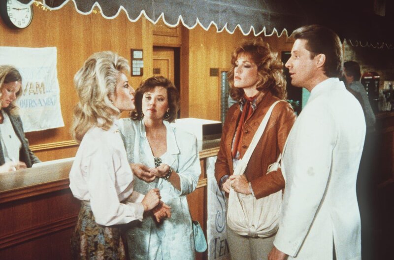 Obwohl die Tennisspielerin Tina Thomerson (Jill Carroll, 2.v.l.) mit Donna (Sandra Kronemeyer, 2.v.r.) bereits eine Leibwächterin hat, beschützen Francine (Martha Smith, l.) und Lee (Bruce Boxleitner, r.) die gefährdete Frau … – Bild: CBS Television