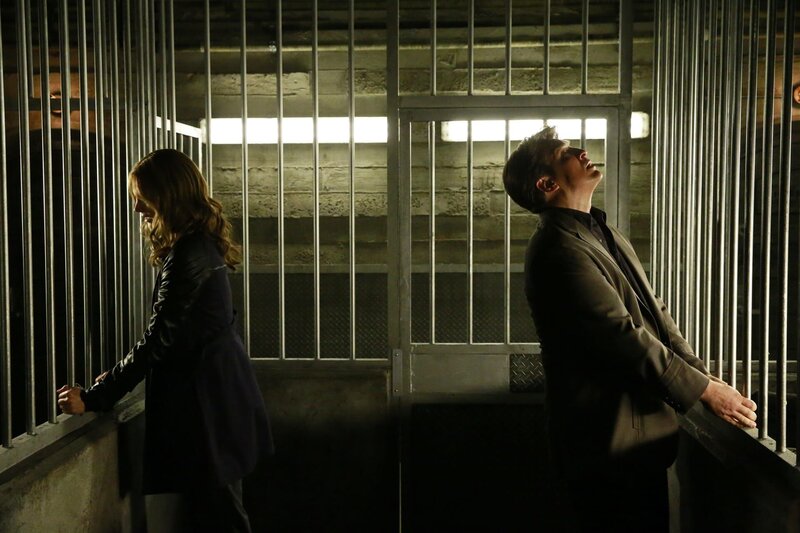 Bei ihrem neusten Fall werden Beckett (Stana Katic, l.) und Castle (Nathan Fillion, r.) zusammen in einer Zelle eingeschlossen … – Bild: 2015 American Broadcasting Companies, Inc. All rights reserved. /​ Mitchell Haaseth Lizenzbild frei