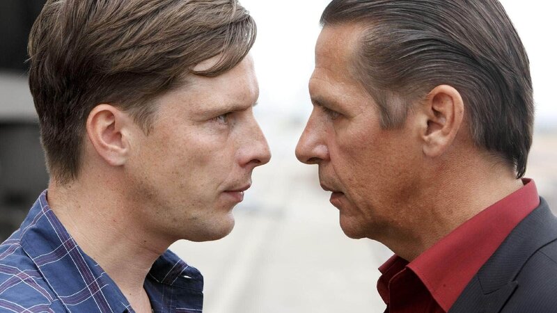 Als die gestohlenen Luxuswagen verladen werden, kommt es zwischen Nico (Florian Panzner, l.) und Semenov (Oliver Marlo) zum Streit … – Bild: RTL