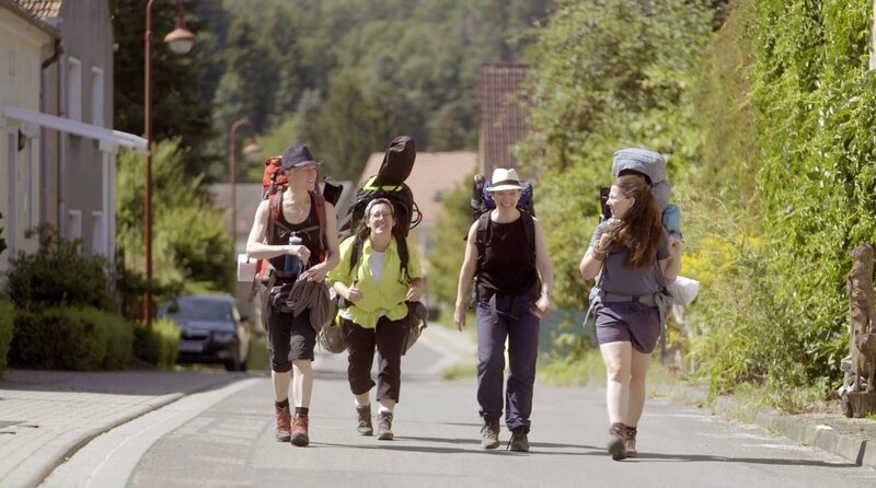 Die vier Frauen vom Ensemble Unterwegs beim Start ihrer Wanderung in Schlamau. (v.l.n.r.) Barbara Schachtner – Gesang, Anna Beitzl-Reitmeier – Cello, Annette Walther – Geige, Frieda Imhorst – Bratsche – Bild: WDR/​Petra Domres