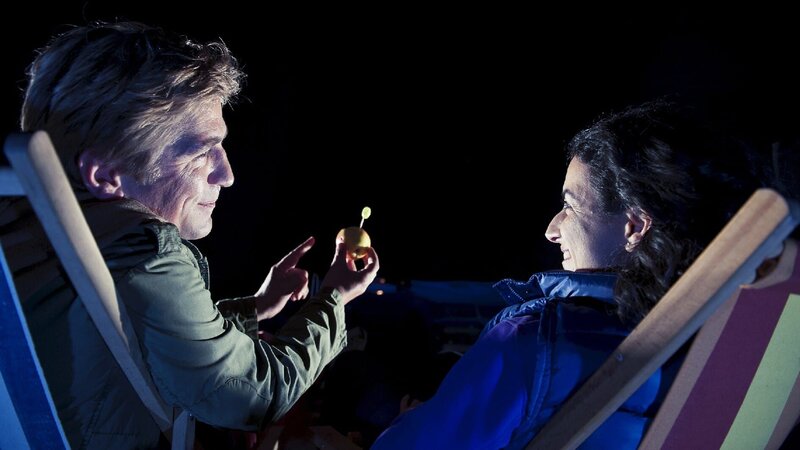 Fritz Fuchs (Guido Hammesfahr) will Yasemin (Sanam Afrashteh) am Abend seine neu entdeckte Himmelserscheinung zeigen. – Bild: ZDF/​Antje Dittmann