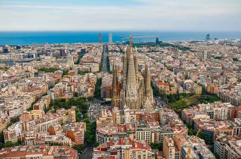 Auch die berühmte Kathedrale Sagrada Família wurde im alten Flussdelta des Besòs erbaut. – Bild: Längengrad Filmproduktion