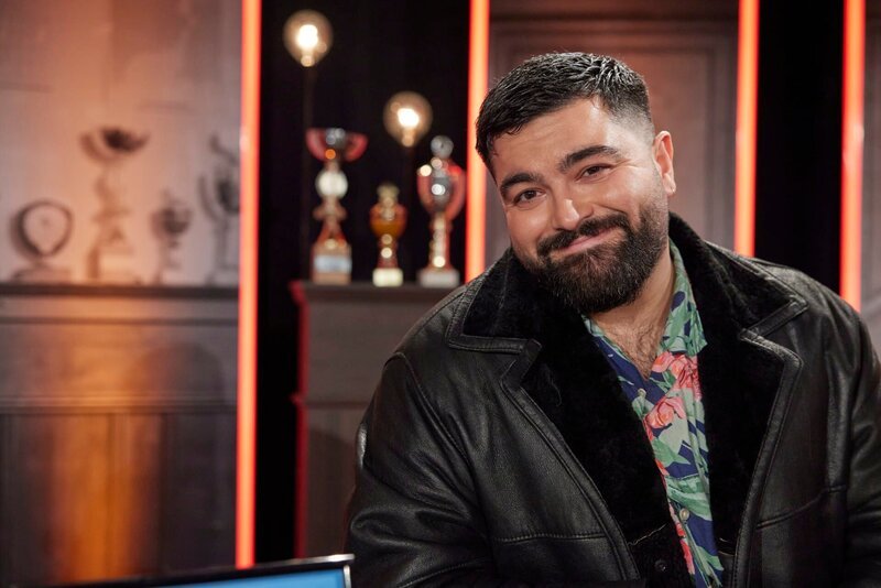 Der unvergleichliche Comedian Serdar Karibik brachte es mit seinen spaßigen Videoclips in den sozialen Medien innerhalb weniger Wochen auf zehn Millionen Klicks – höchste Zeit, dass der Mann aus Schwaben im Vereinsheim Schwabing auftritt. – Bild: Martina Bogdahn /​ BR