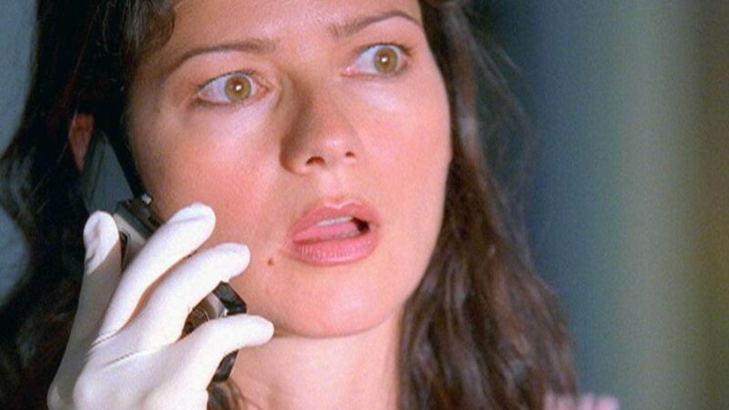 Jordan (Jill Hennessy) erhält einen mysteriösen Anruf, der offenbar vom Täter ihres aktuellen Falles kommt. – Bild: TVNOW /​ NBC Universal