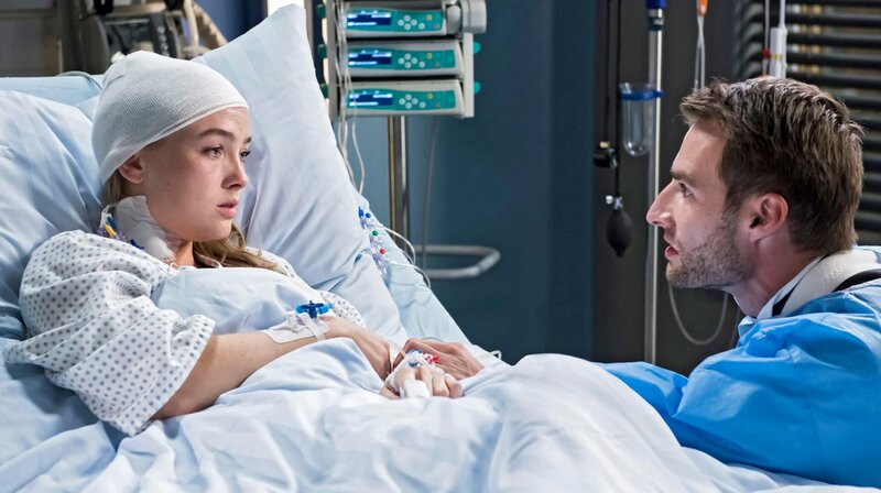 Inga (Kyra Sophia Kahre, l.); Michael Martin (Daniel Fritz, r.) – Bild: ARD/​Jens Ulrich Koch