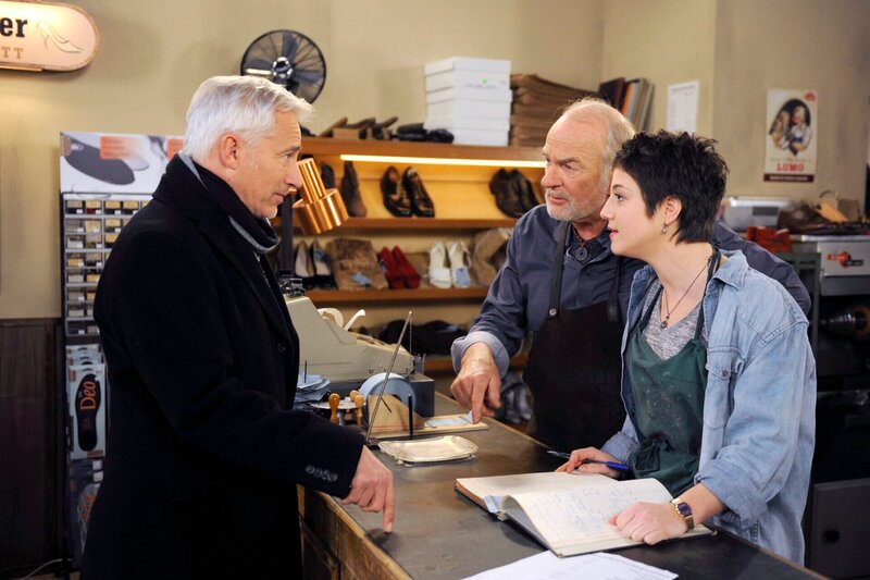 ARD ROTE ROSEN FOLGE 1479, am Dienstag um 14:10 Uhr im ERSTEN. Hannes (Claus Dieter Clausnitzer, l.) und Ariane (Alexandra Horn, r.) sind erleichtert, als Thomas (Gerry Hungbauer, l.) Hannes darüber informiert, dass sein Garten als Quelle der Ölverschmutzung ausfällt. – Bild: ARD/​Nicole Manthey
