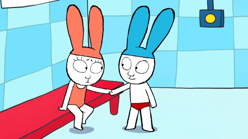 Simon (r.) spricht seiner verängstigten Freundin Lou (l.) Mut zu und nimmt sie an die Hand, um mit ihr gemeinsam den Sprung ins Schwimmbecken zu wagen. – Bild: ZDF/​GO-N Productions 2016