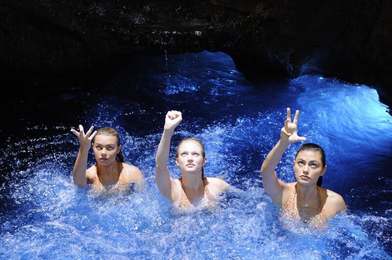 Bella (Indiana Evans), Rikki (Cariba Heine) und Cloe (Phoebe Tonkin) versuchen mit Hilfe ihrer magischen Kräfte, den Meteoriten wieder auf seine normale Bahn zu lenken. – Bild: ZDF/​Jasin Boland