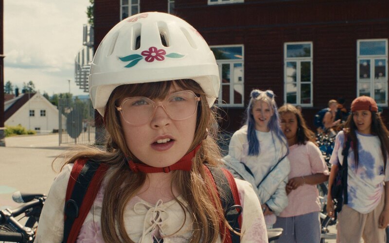 Mina (Liv Elvira Kippersund Larsson) ist ganz perplex als sie Edvin (Sturla Puran Harbitz) das erste Mal sieht. – Bild: NDR/​Åsmund Hasli, Amarcord