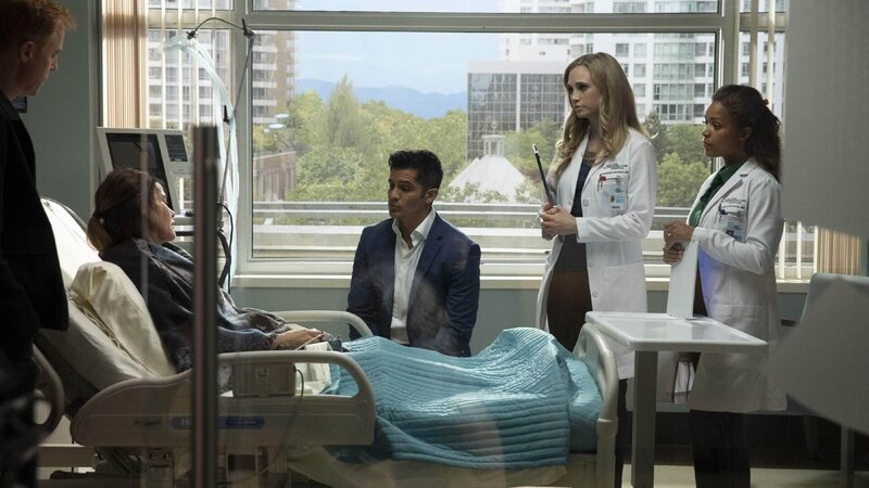 v.r.: Dr. Claire Brown (Antonia Thomas), Dr. Morgan Reznick (Fiona Gubelmann), Dr. Neil Melendez ( Nicholas Gonzalez) – Bild: TVNOW/​