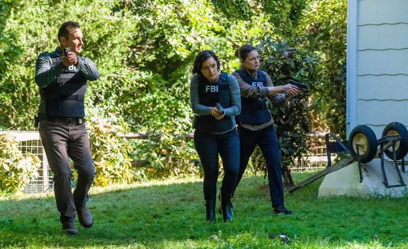 (v.l.n.r.) Supervisory Special Agent Jess LaCroix (Julian McMahon); Special Agent Hana Gibson (Keisha Castle-Hughes); Special Agent Kristin Gaines (Alexa Davalos). – Bild: CBS Broadcasting Inc.